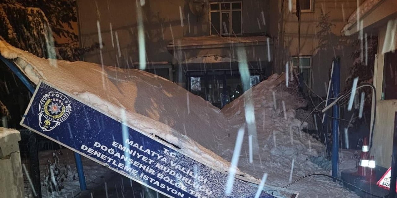 Malatya’da kar yükü sundurmayı çökertti
