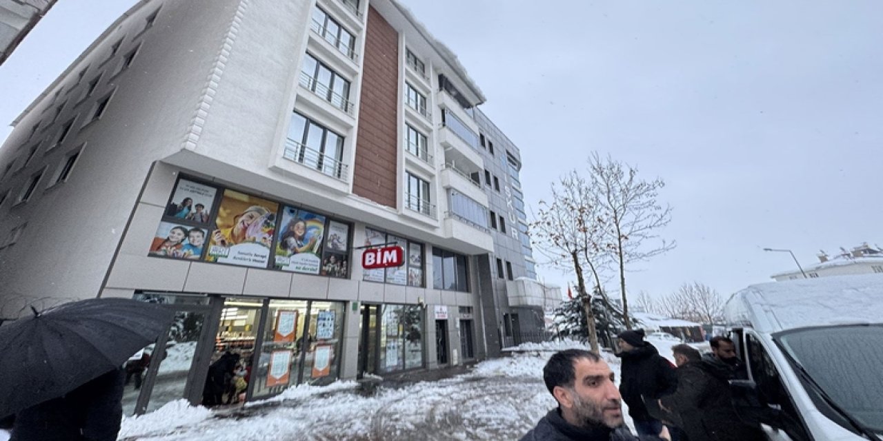 Çatıdan düşen kar kütlesinin altında kaldı: Hayatını kaybetti