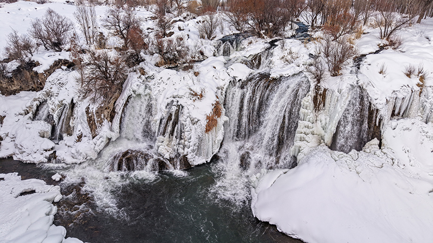 Muradiye Şelalesi'nde kış güzelliği