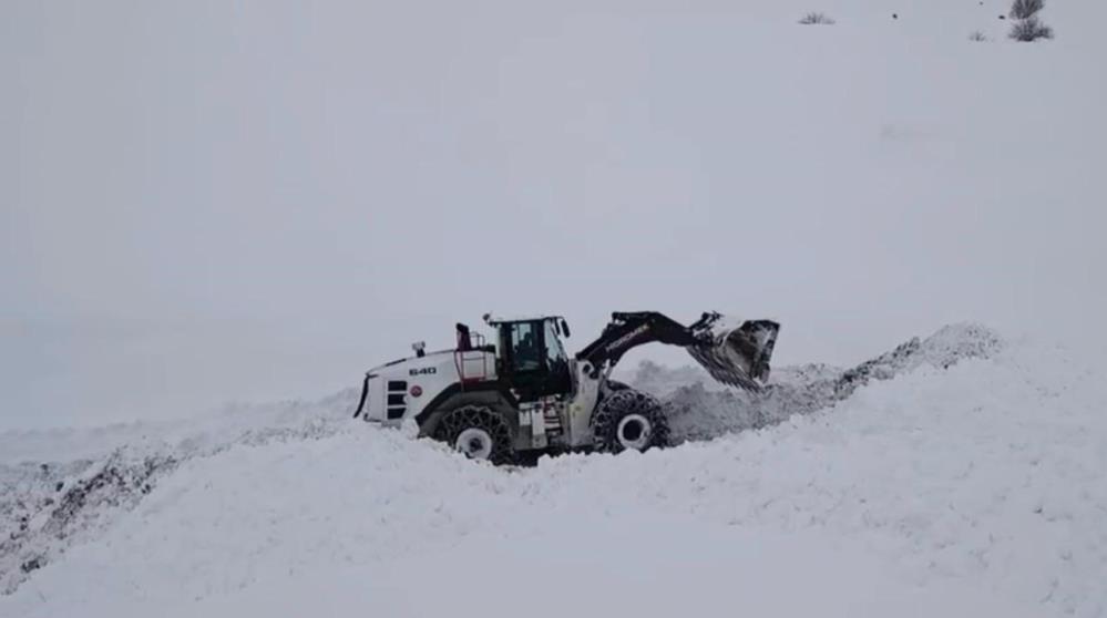 Kar kalınlığı 2 metreyi aştı, ekipler vardiyalı sistemle çalışıyor