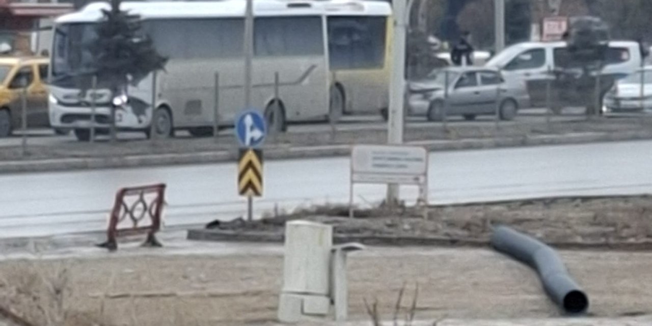 Otobüs ile otomobil çarpıştı: 2 yaralı