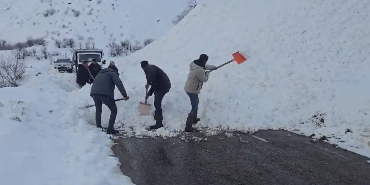 Bingöl’de karayoluna çığ düştü