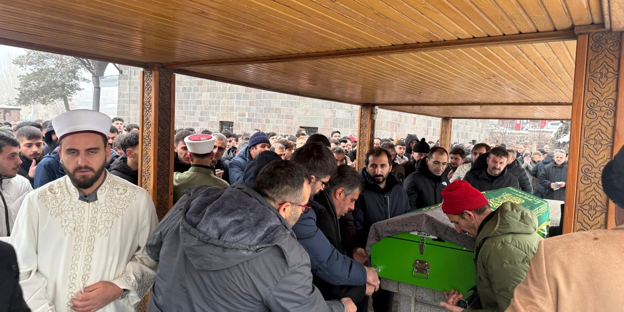 Hayatını kaybeden öğretmen toprağa verildi