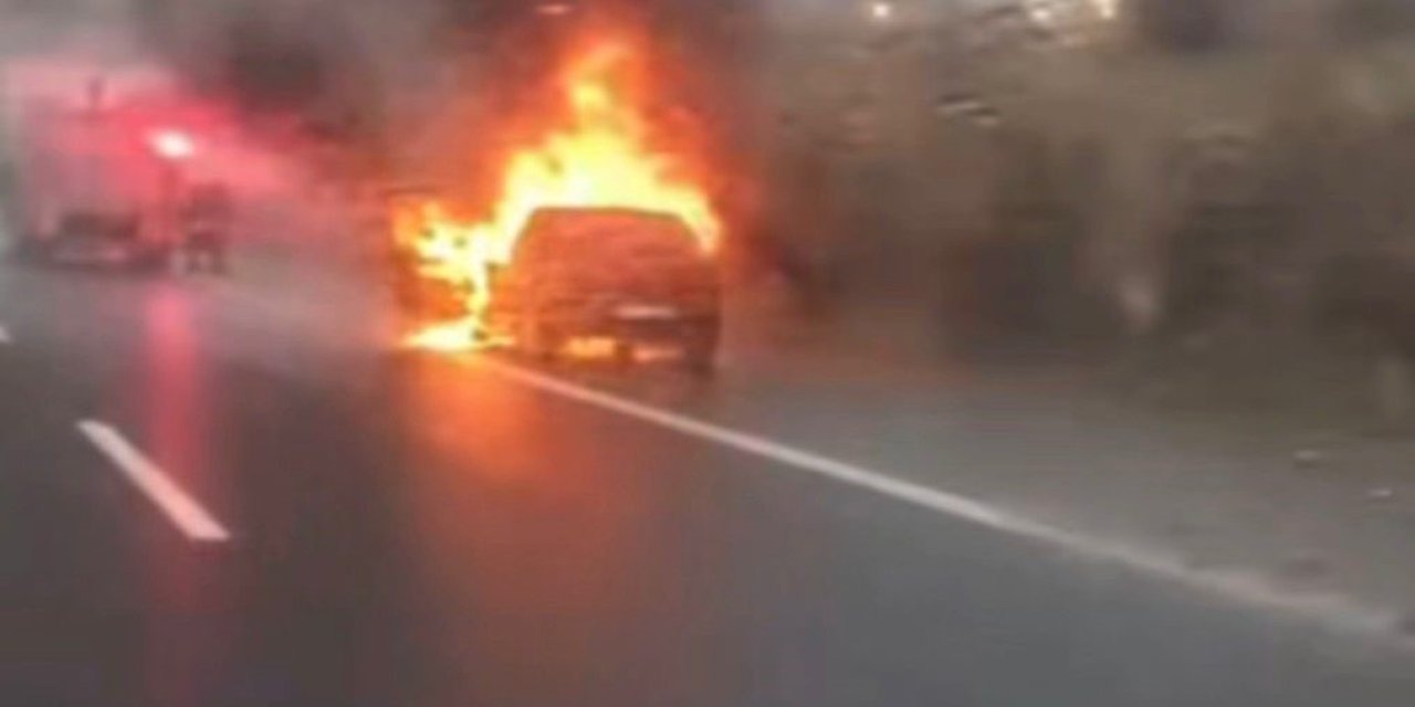 Seyir halindeki araç alev alev yandı