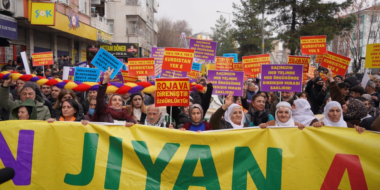 Diyarbakır'da Rojava’ya destek yürüyüşü