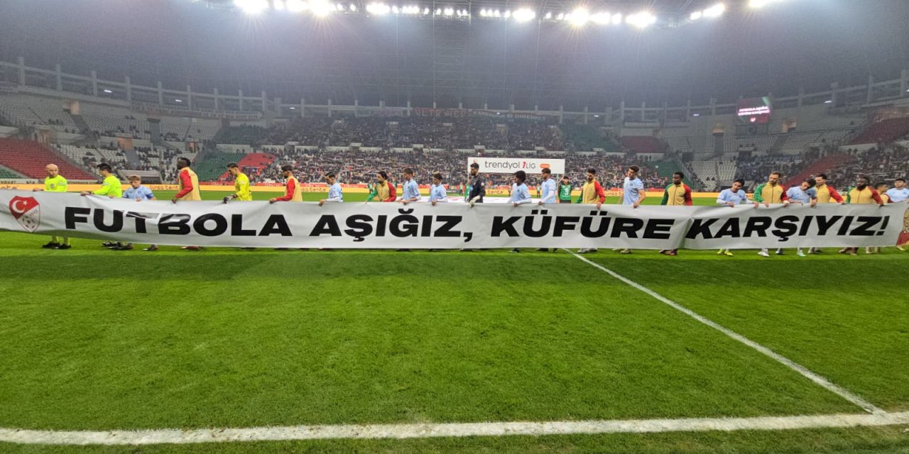 Amedspor sahaya "Küfüre karşıyız" pankartıyla çıktı