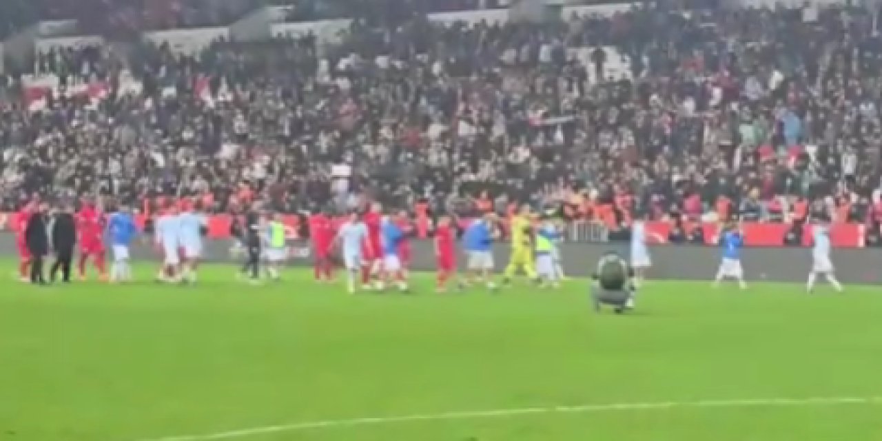 Diyarbakır'da dostluk kazandı: Amedsporlu ve Adana Demirsporlu futbolcular tribünleri selamladı