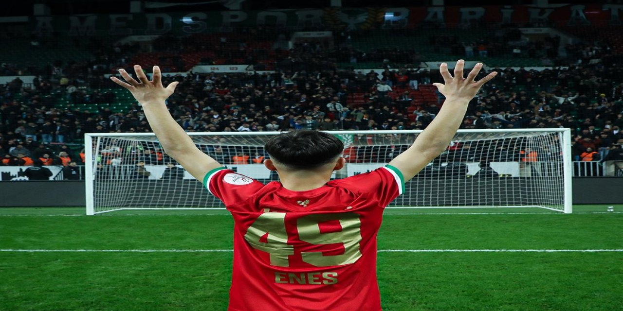 15 yaşındaki Enes Amedspor'la ilk maçına çıktı