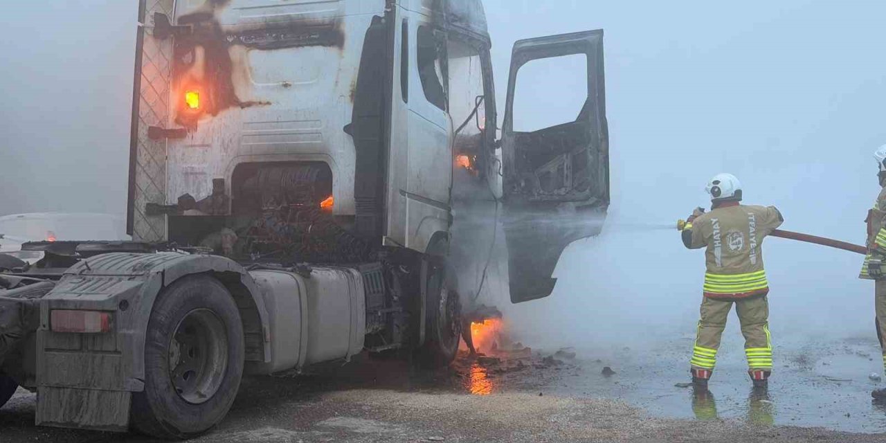 Seyir halindeki tır alev aldı