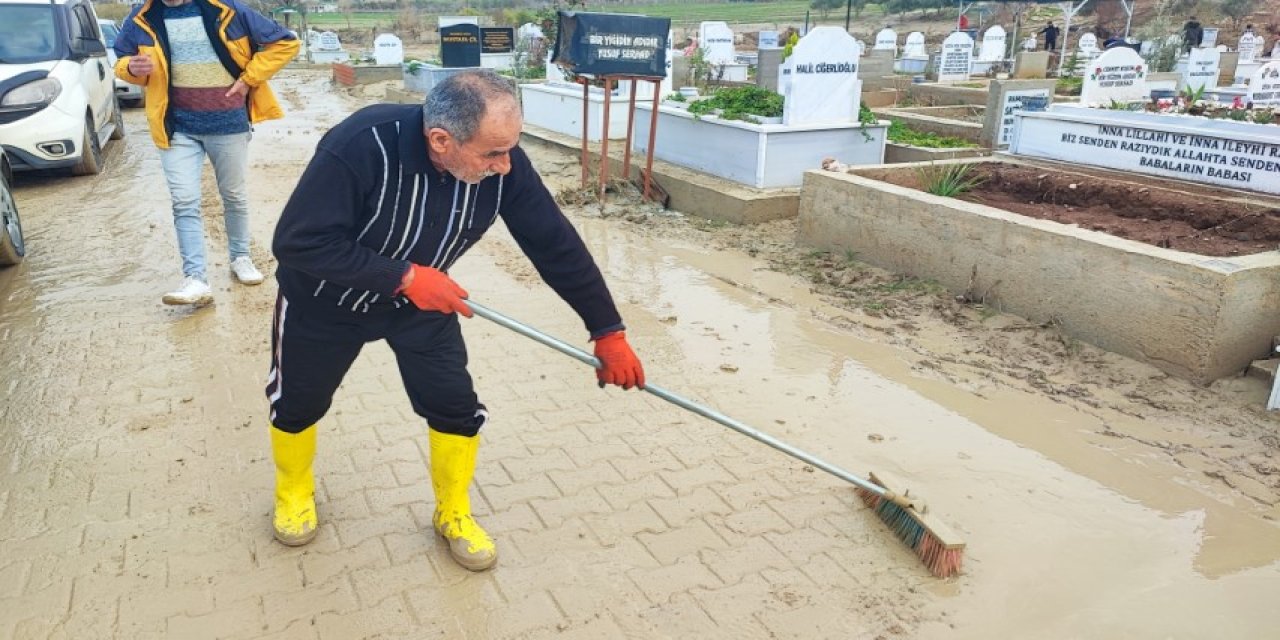 Sel mezarlığı vurdu: Aileler isyan etti