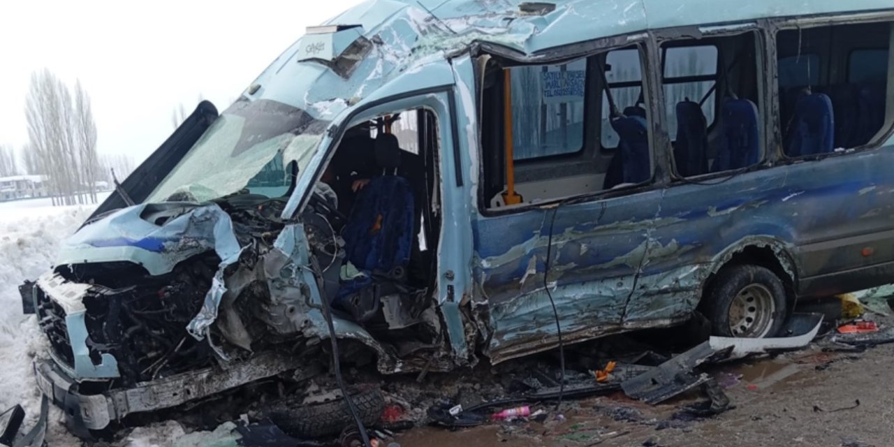 Belediye otobüsü ile minibüs çarpıştı: 18 yaralı