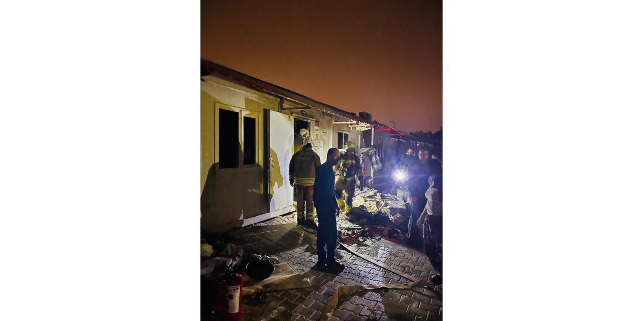 Hatay’da depremzede ailenin konteyneri yandı