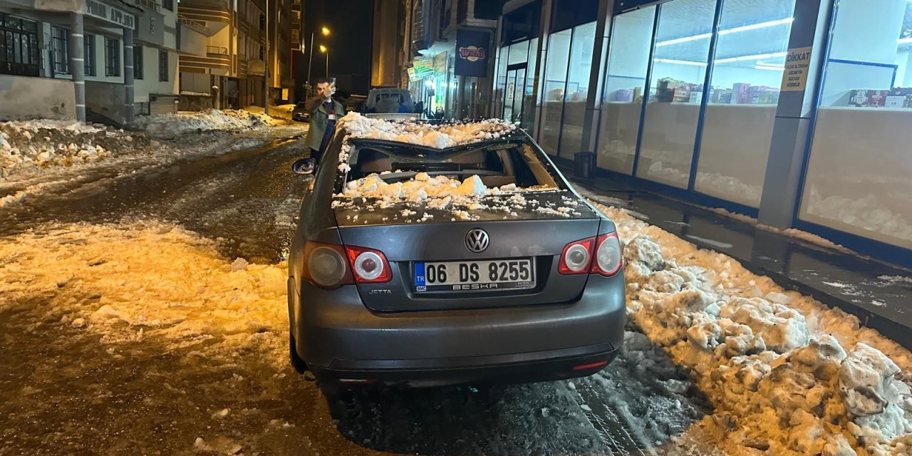 Çatıdan düşen kar araçta hasar oluşturdu