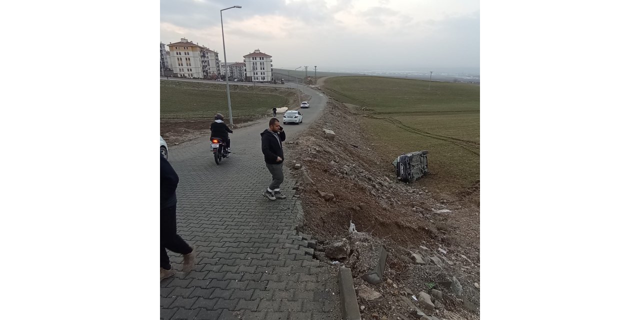 Batman’da otomobil şarampole yuvarlandı