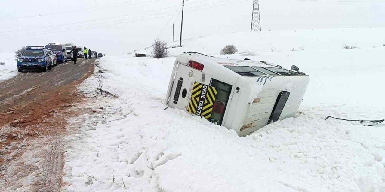 Öğrenci servisi devrildi: 10 yaralı