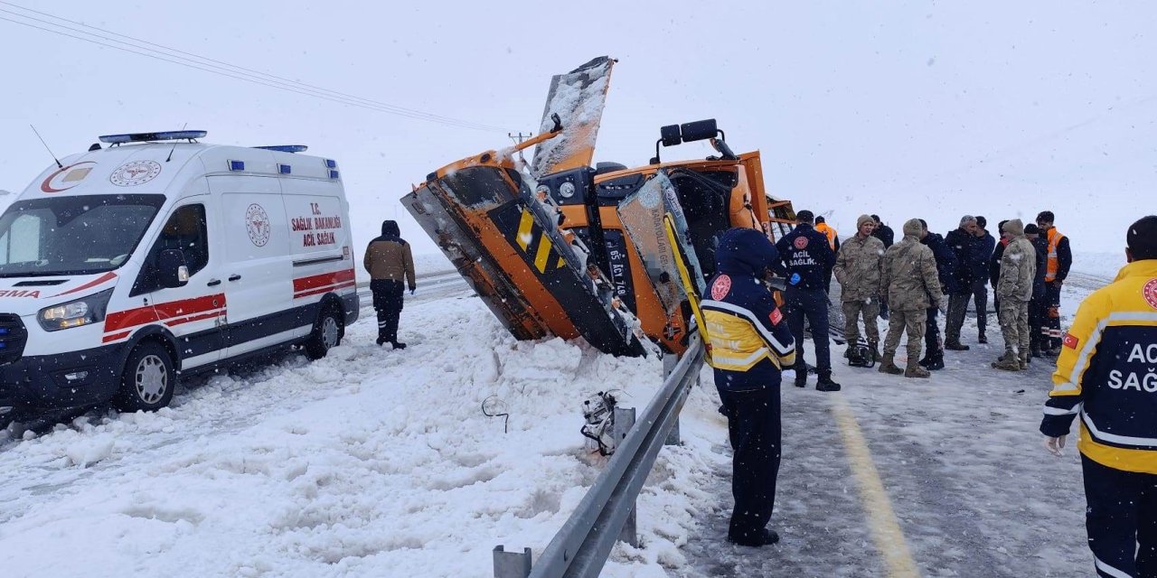 Karayolları iş makinesi kaza yaptı: 1 ölü, 1 ağır yaralı