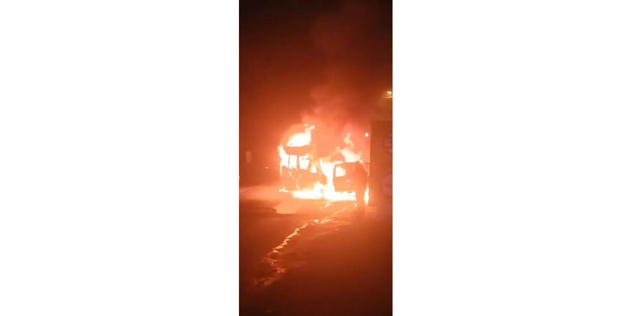 Kaza yapan araçlar küle döndü