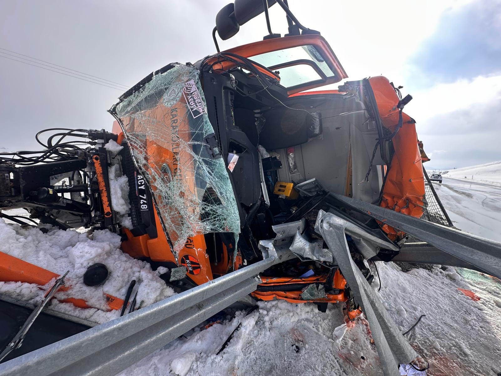 Van'da kar küreme aracı devrildi: 2 kişi öldü
