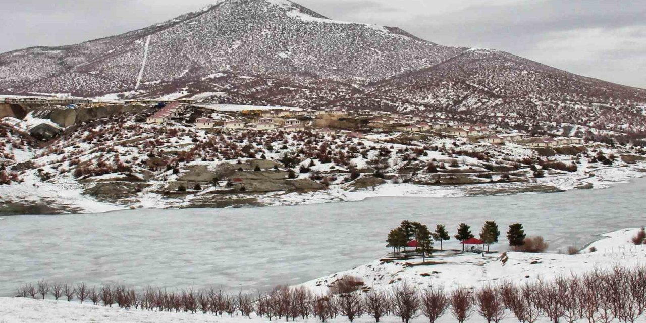 Kahramanmaraş’ta göletler buz tuttu