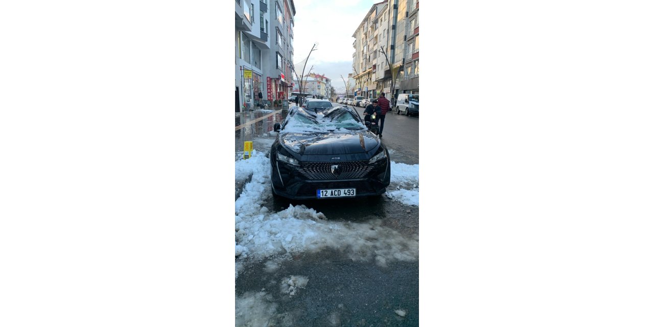 Çatıdan düşen kar otomobili ezdi
