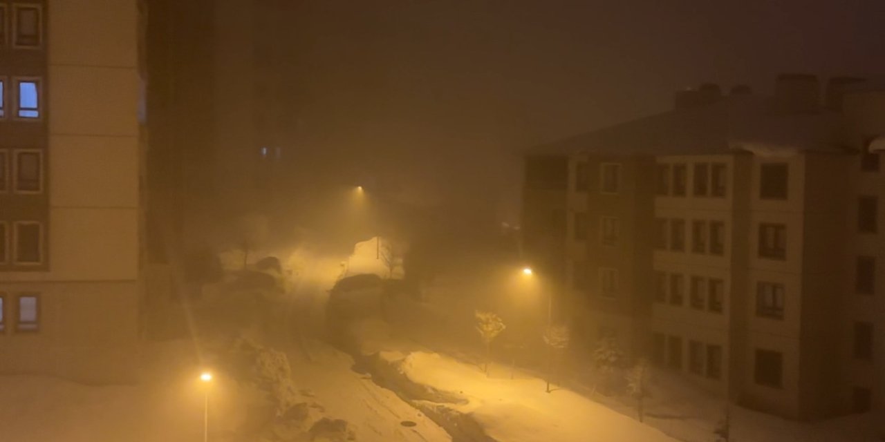 Yüksekova’da kar kalınlığı 3 metreye ulaştı