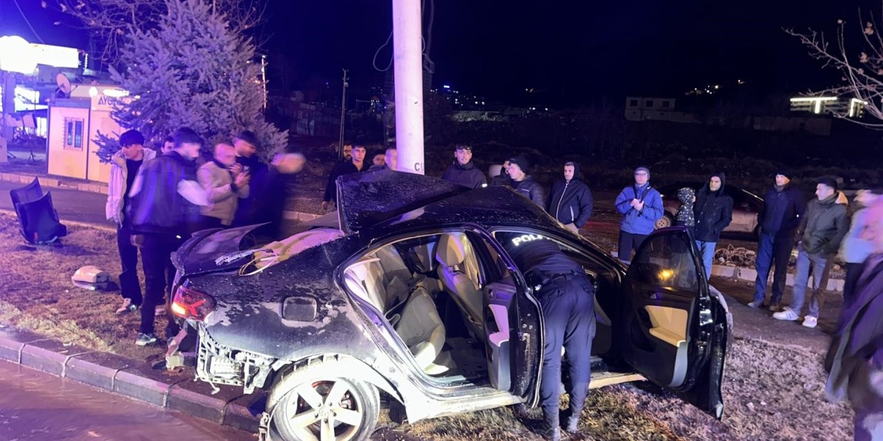 Kontrolden çıkan otomobil direğe çarptı