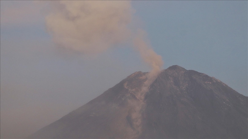 Semeru Yanardağı'nda 3 saatte 7 patlama