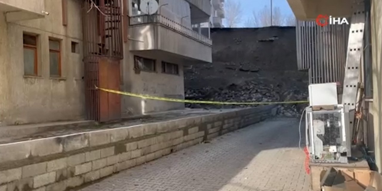 İstinat duvarı çöktü, 7 araç zarar gördü