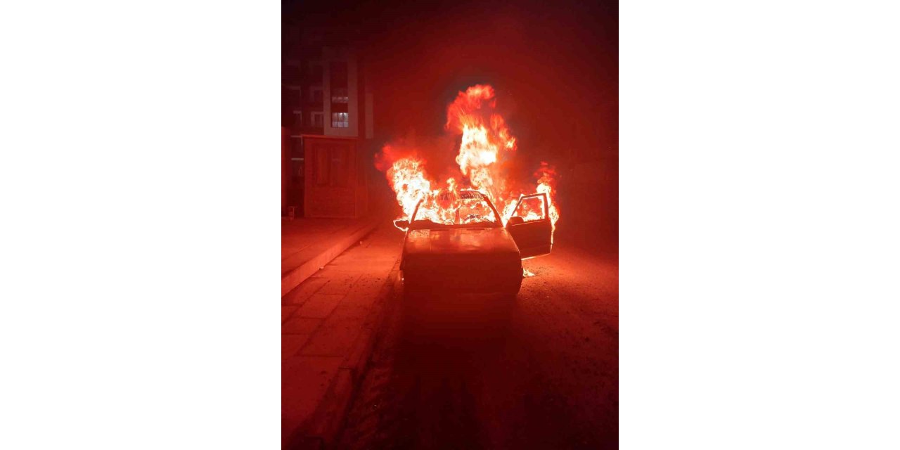 Park halindeki otomobil yandı