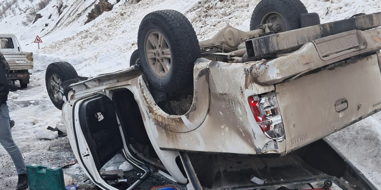 Hakkari'de kamyonet takla attı: 2 yaralı