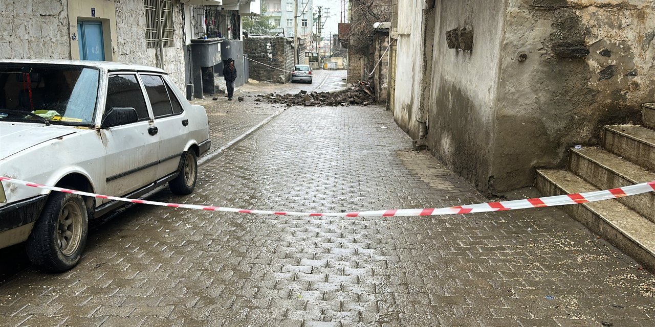 Metruk evin duvarı aniden çöktü