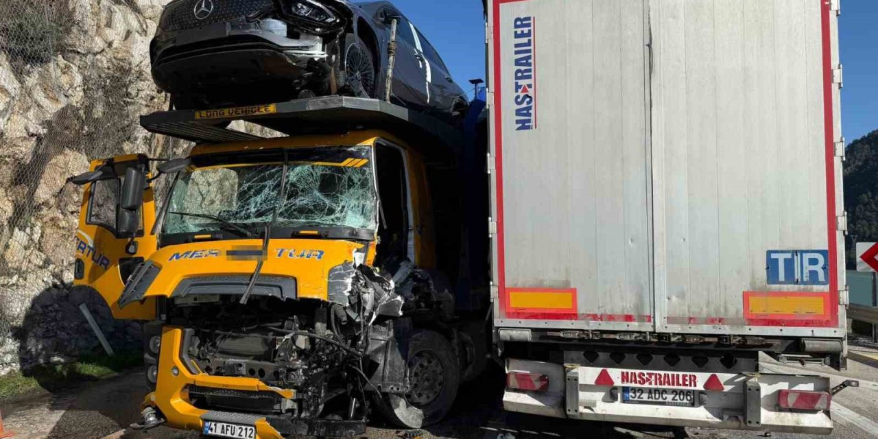 İki tır kafa kafaya çarpıştı: 1’i ağır 2 yaralı