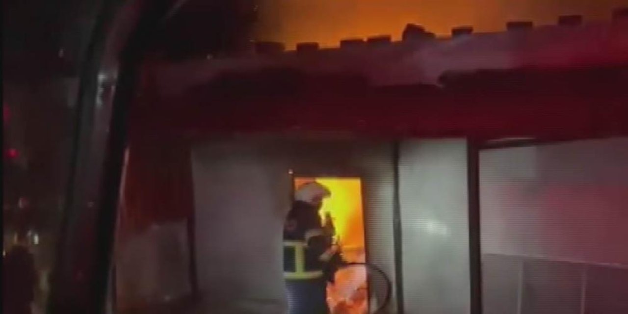 Diyarbakır metruk ev alevlere teslim oldu