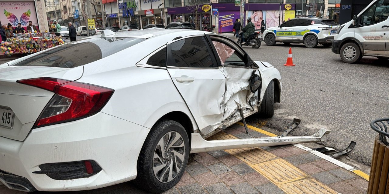Mardin'de iki otomobil çarpıştı: 2 yaralı