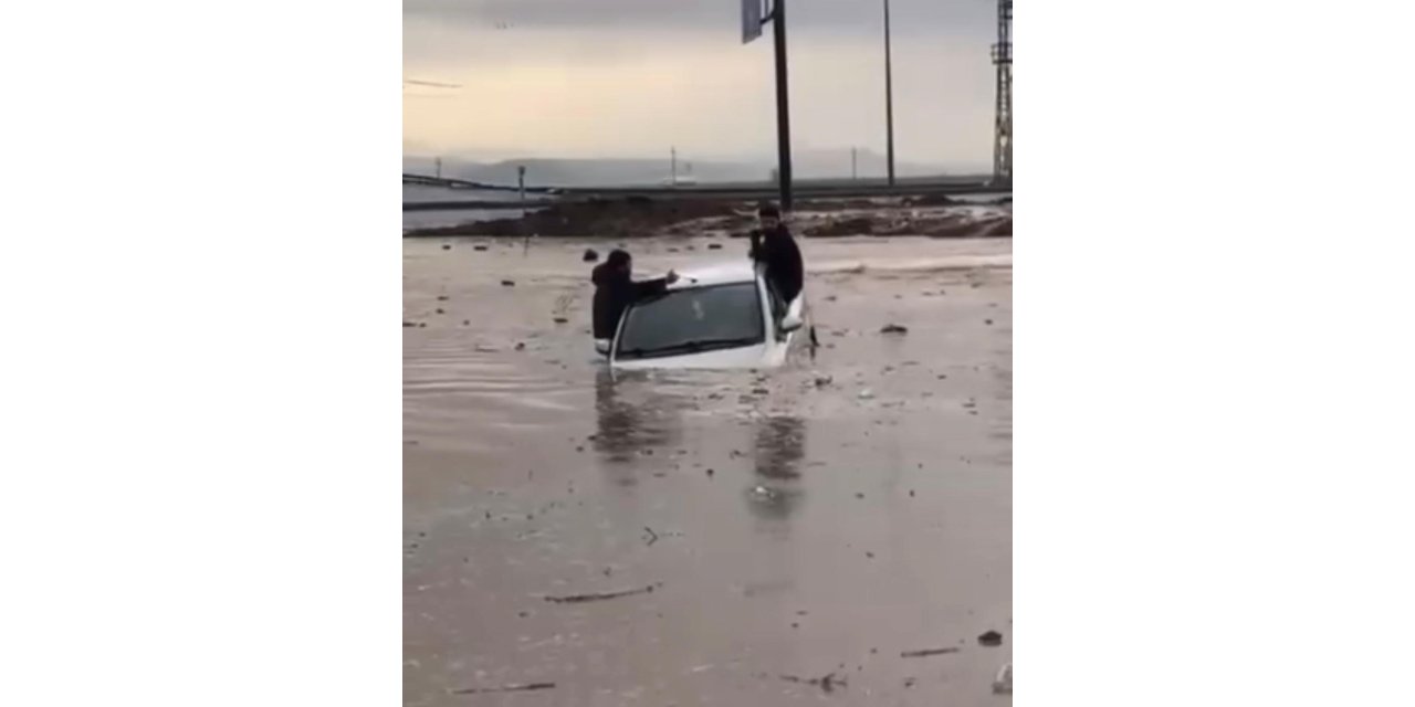 Silopi’de otomobil suya gömüldü