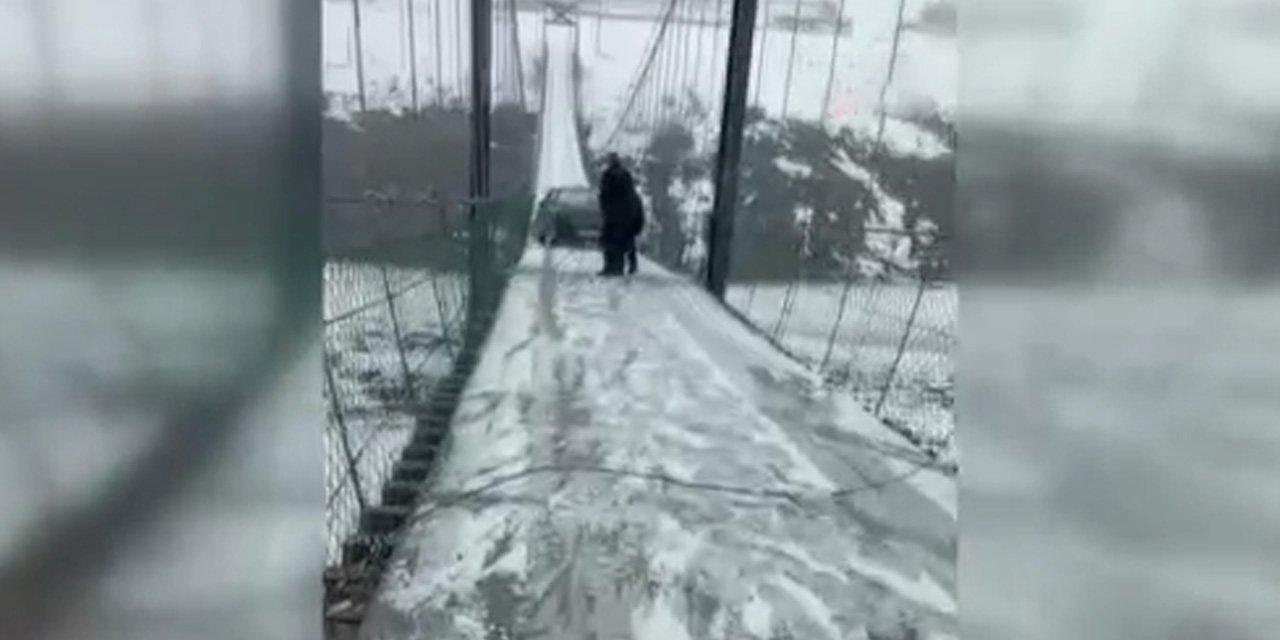 Otomobil asma köprüde askıda kaldı