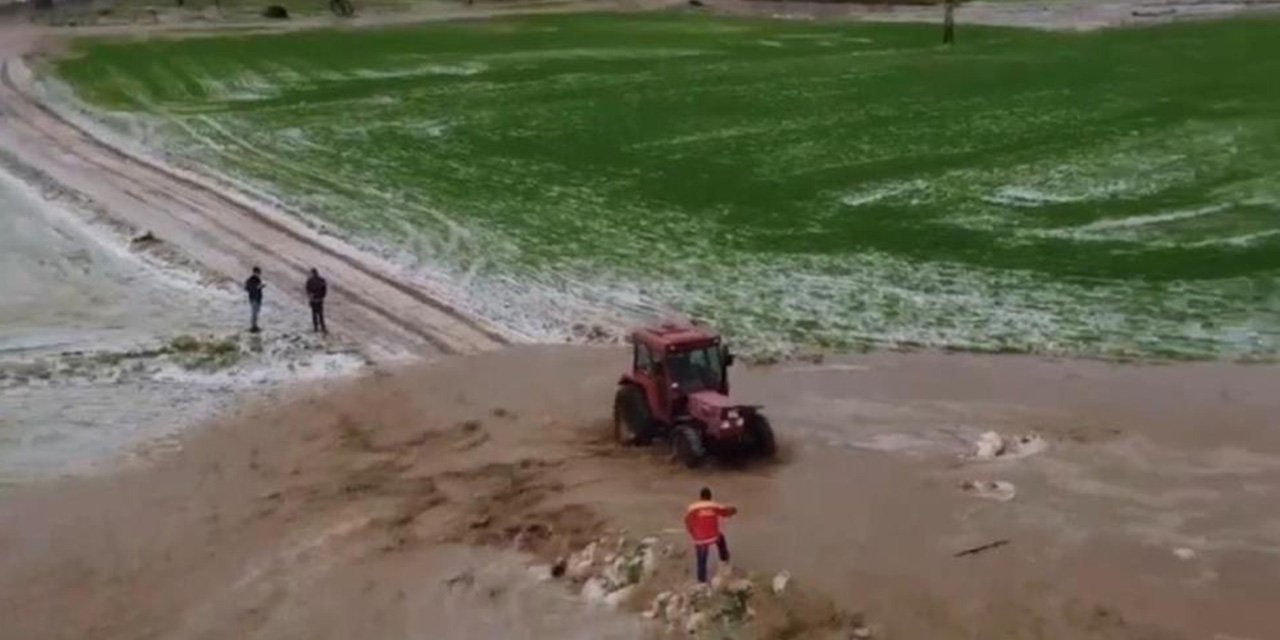 Diyarbakır’da tarlada mahsur kalan kişi traktörle kurtarıldı