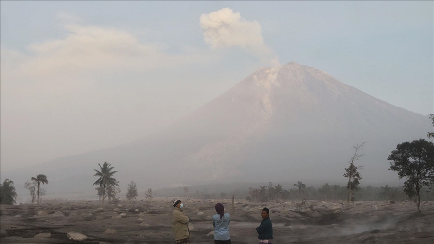 Semeru Yanardağı'nda 5 kez patlama meydana geldi