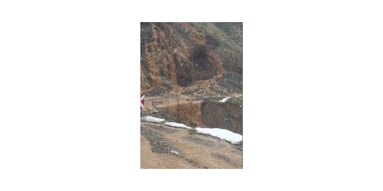 Hakkari’de heyelan yolu kapattı