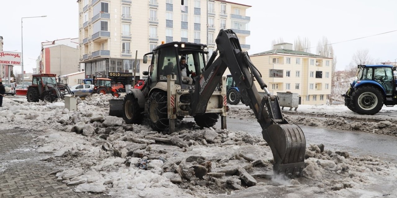 Ardahan'da karla mücadele devam ediyor