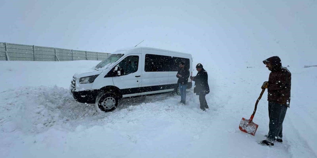 Erzurum'da araçlar kara saplandı
