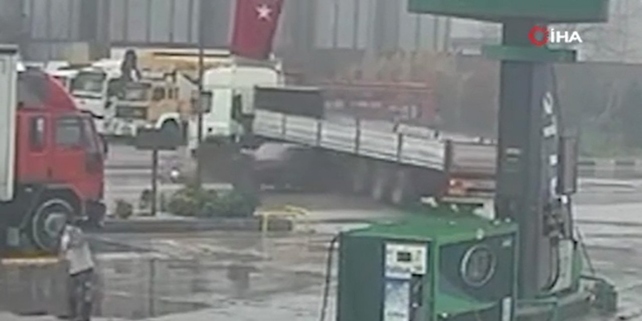 Turgutlu’da otomobil tırın altına ok gibi saplandı