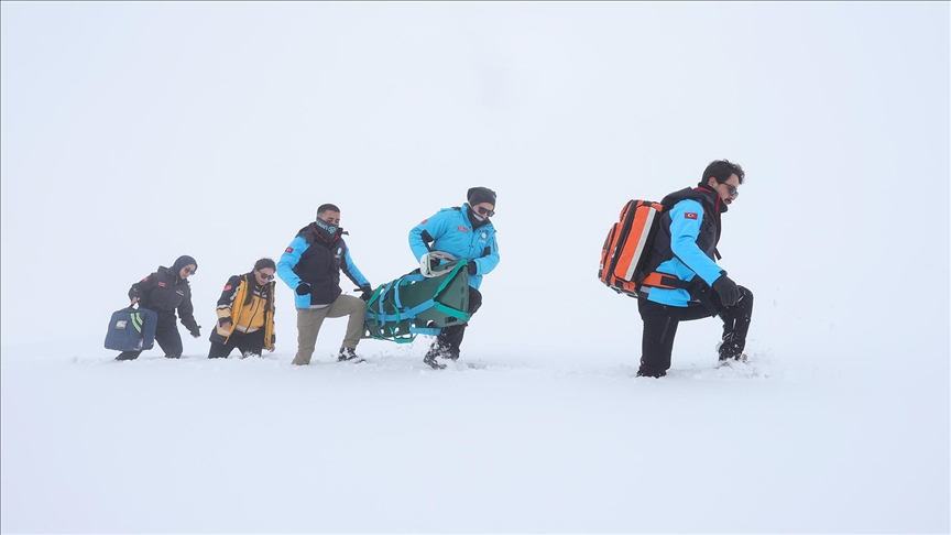 Hakkari'de sağlıkçılar zorlu kış şartlarında hastaların imdadına yetişiyor