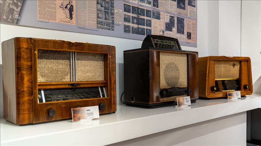 Türkiye'de radyo yayınları 99 yıldır sürüyor