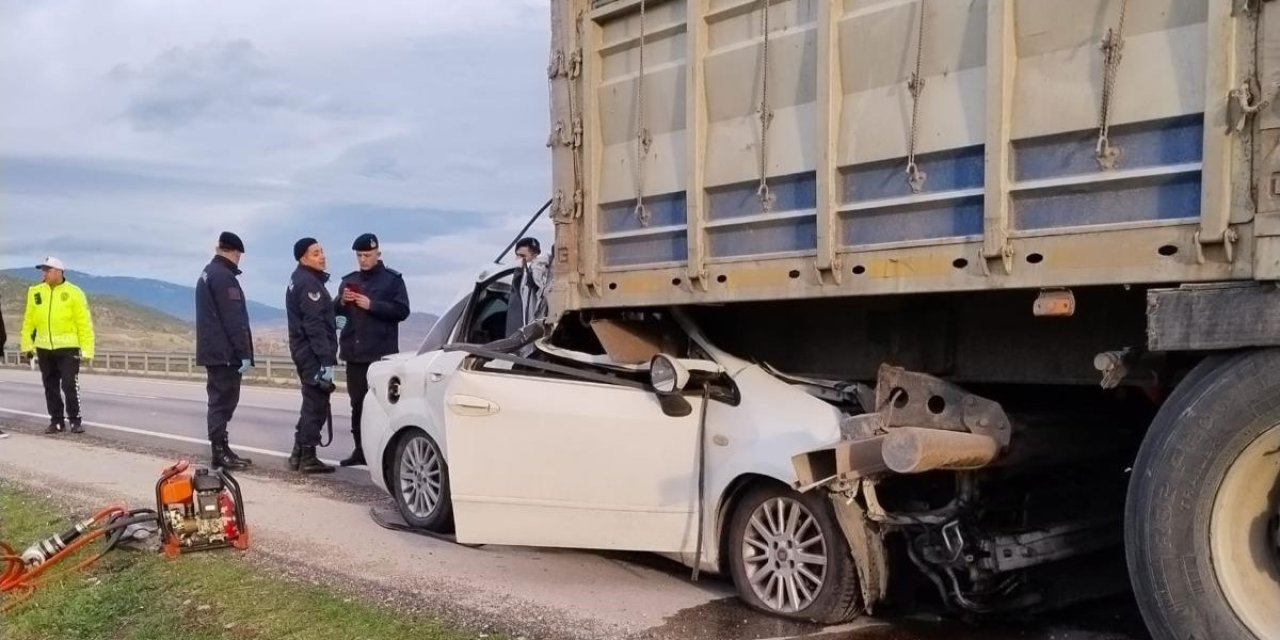Otomobil tır dorsesine ok gibi saplandı: 2 ölü