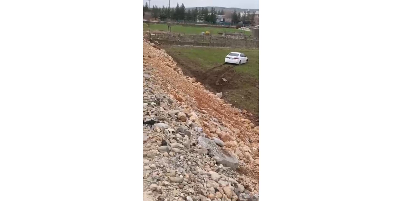 Siirt'te otomobil tarlaya uçtu