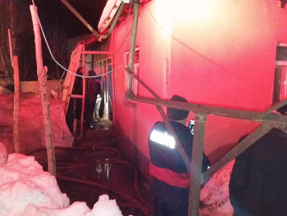 Yüksekova'da korkutan yangın: Bir aile evsiz kaldı