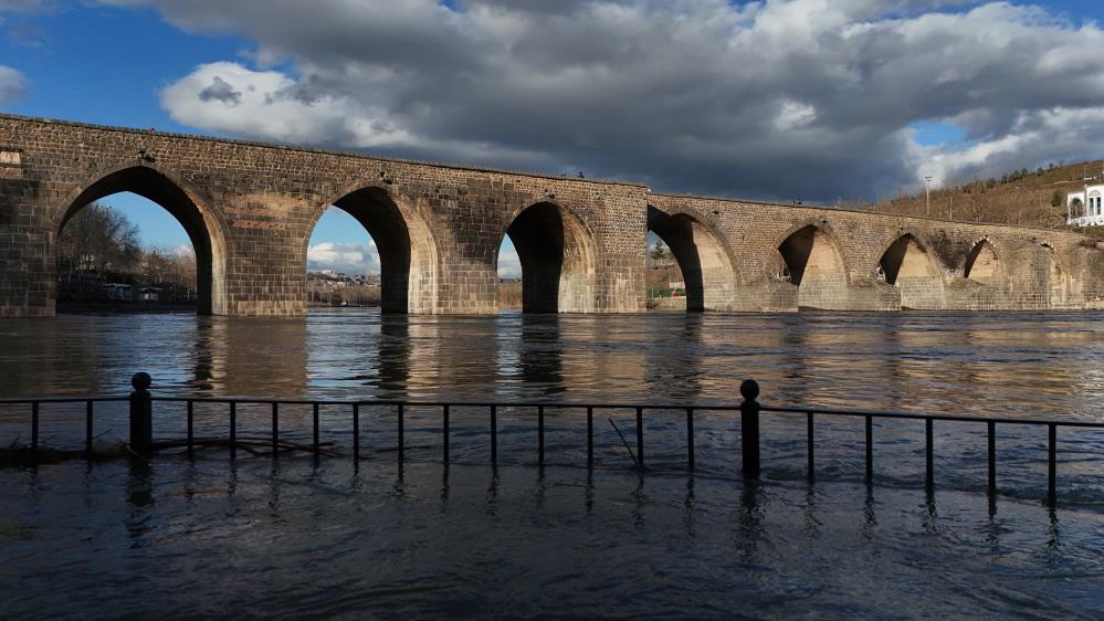 Dicle Nehri'nde yükselen su seviyesi dronla görüntülendi
