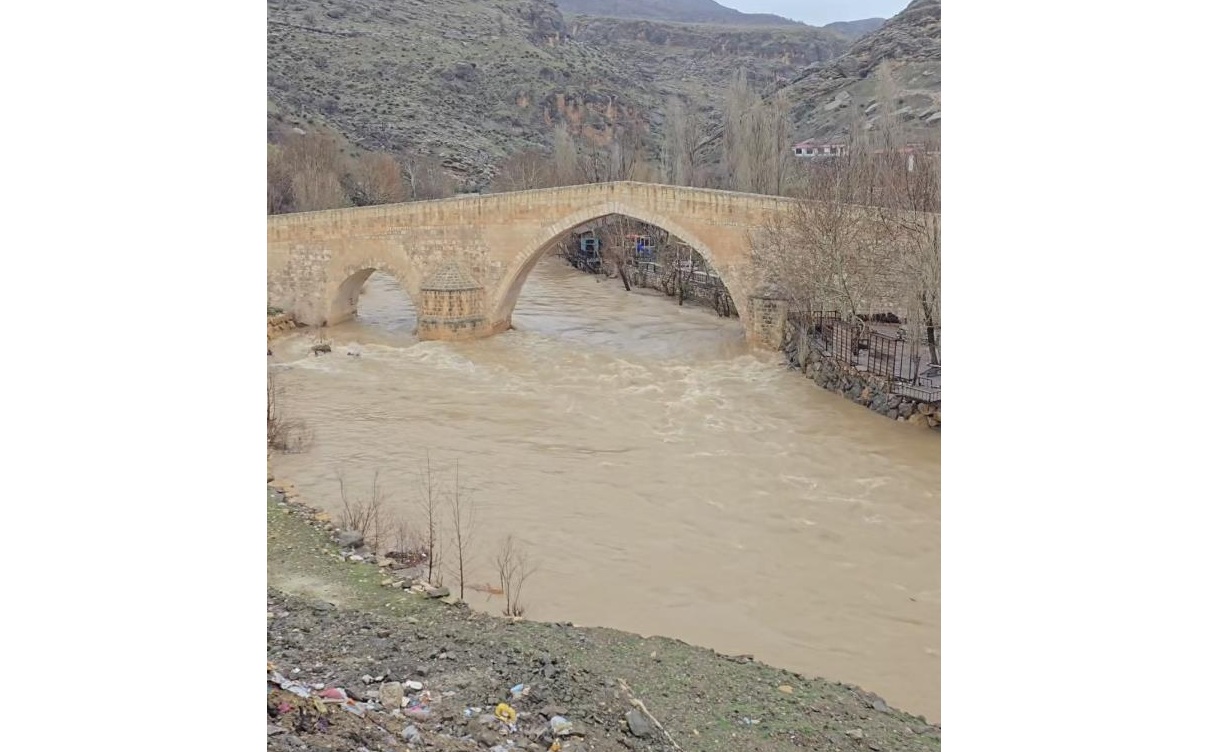 Sinek Çayı'nın su seviyesi yağışlarla yükseldi