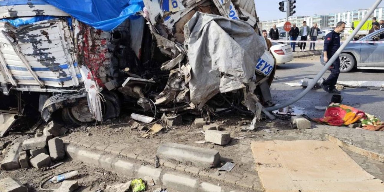 Freni patlayan kamyon araçların arasına daldı: 1 ölü, 3 yaralı